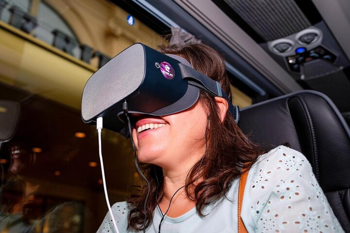 una dona porta un barret i ulleres de realitat virtual