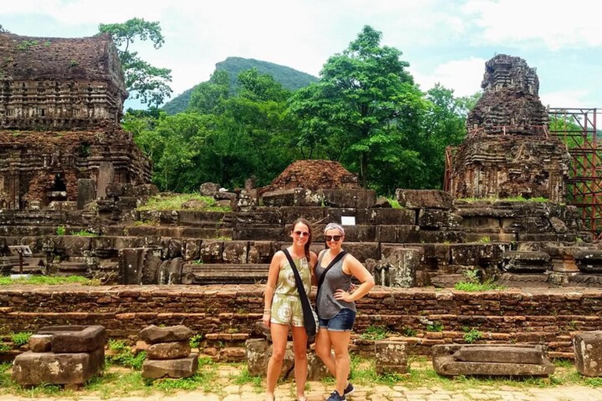 duas mulheres em pé em frente a um templo