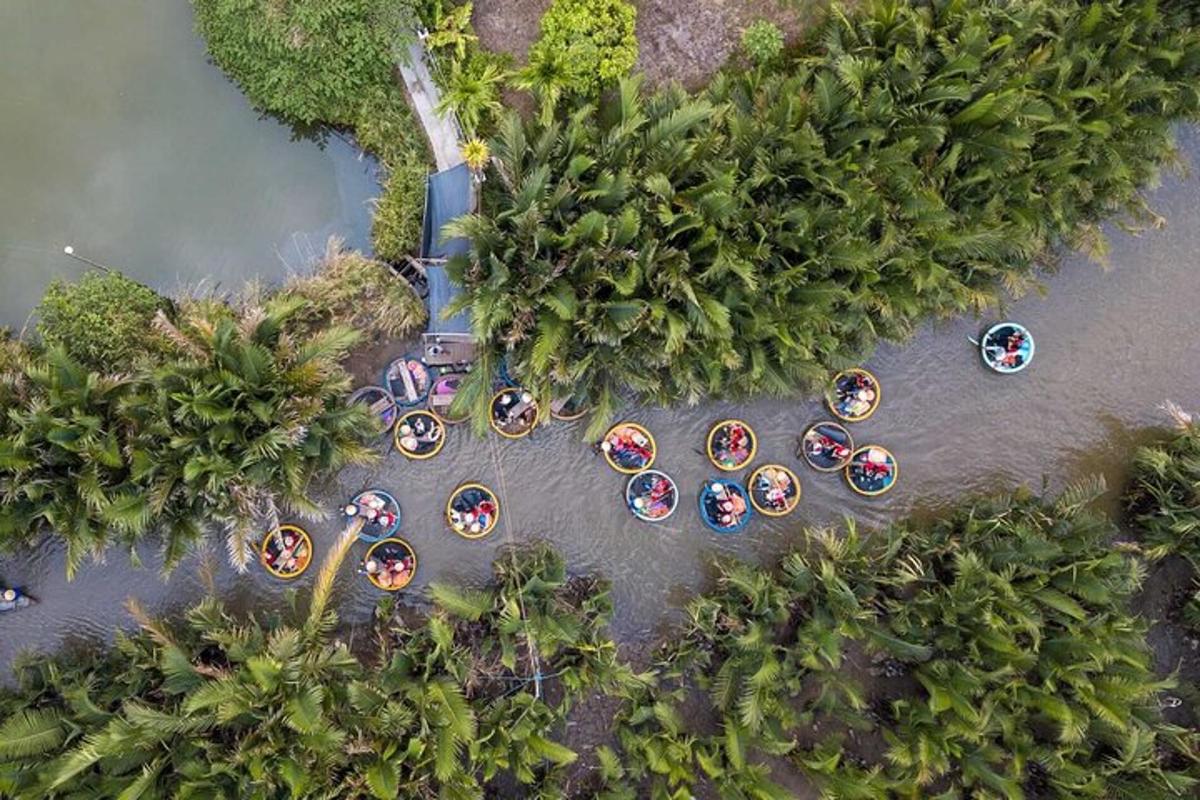 uma vista aérea de uma praia com barcos na água