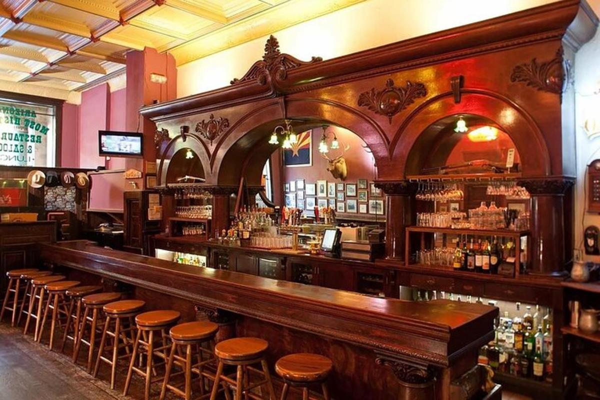 bar dengan bangku bar kayu di dalam bilik