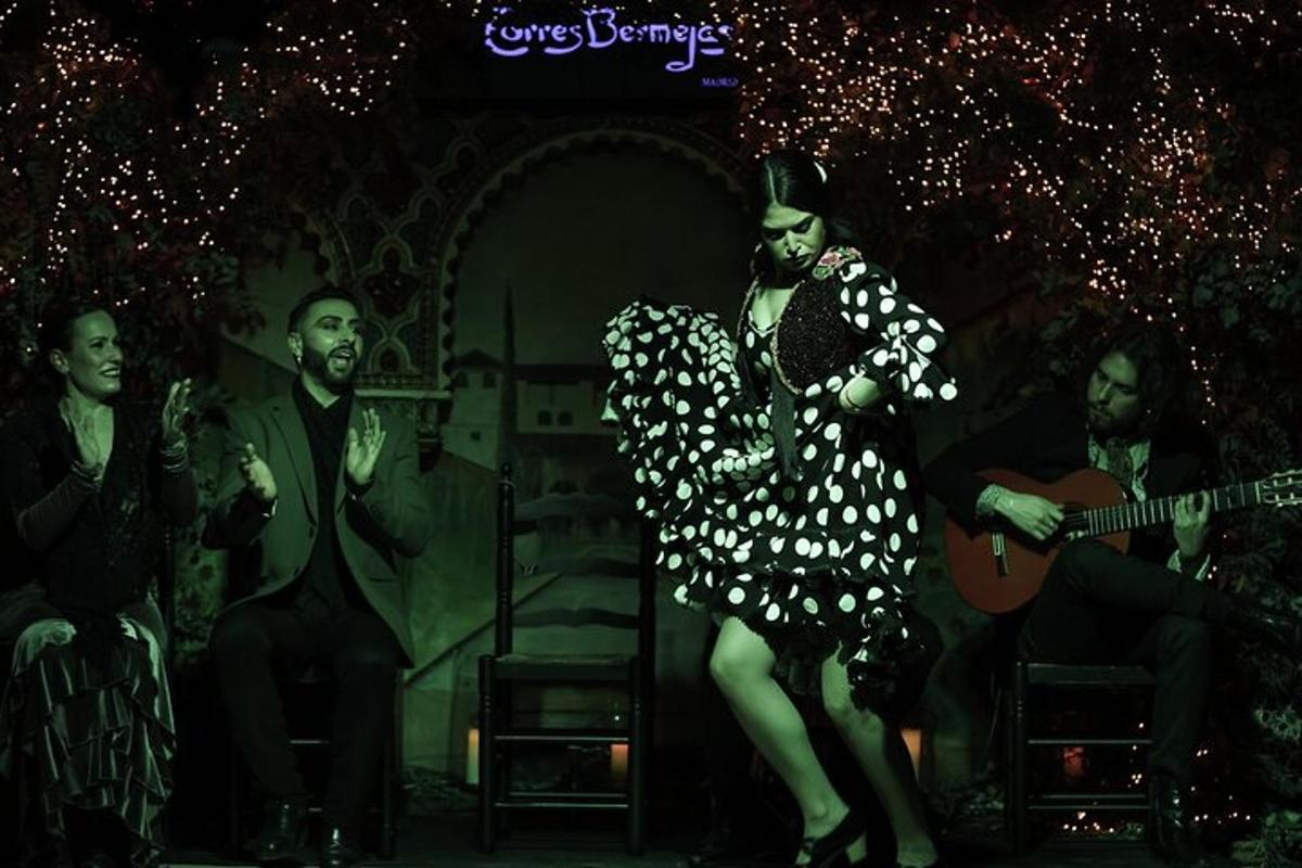 Un hombre y una mujer con un vestido de lunares bailando