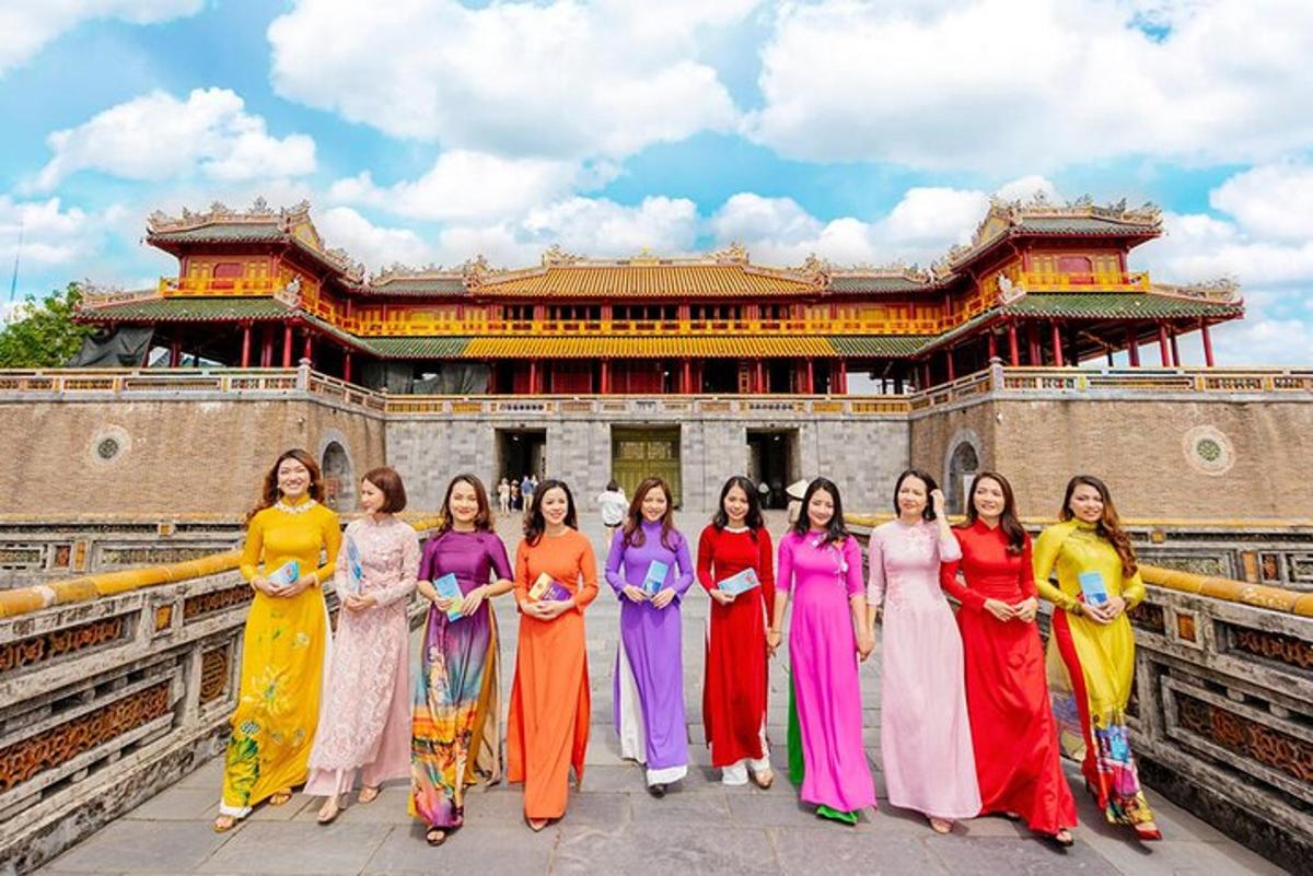 um grupo de mulheres em pé em frente a um prédio