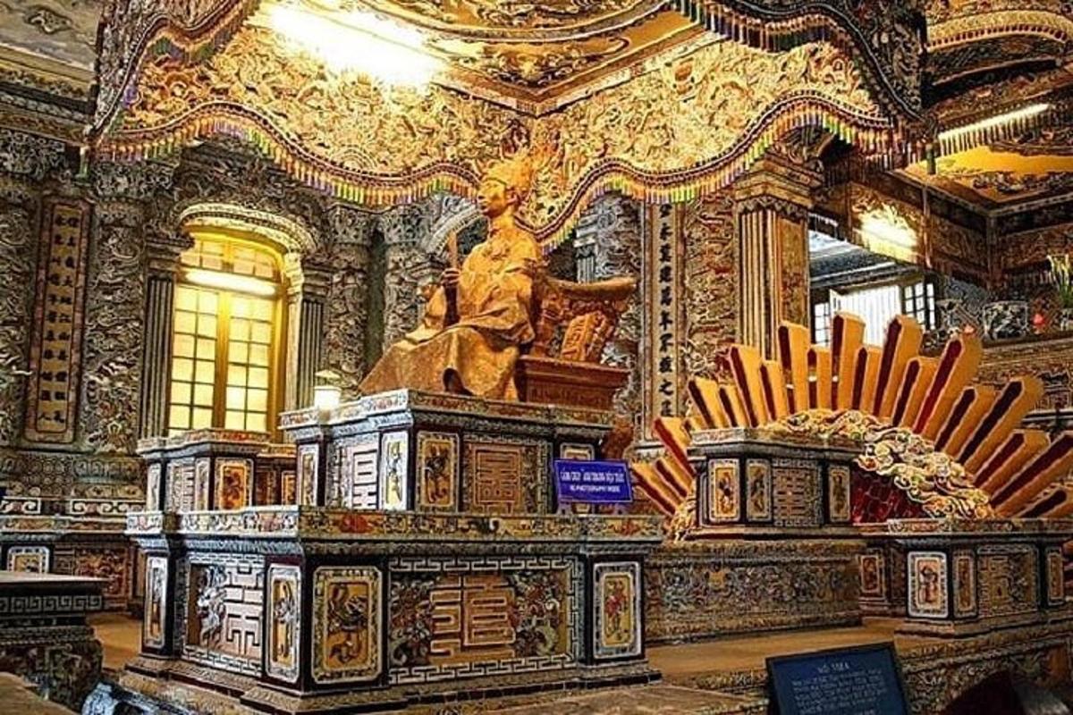 uma sala grande com uma estátua em um prédio