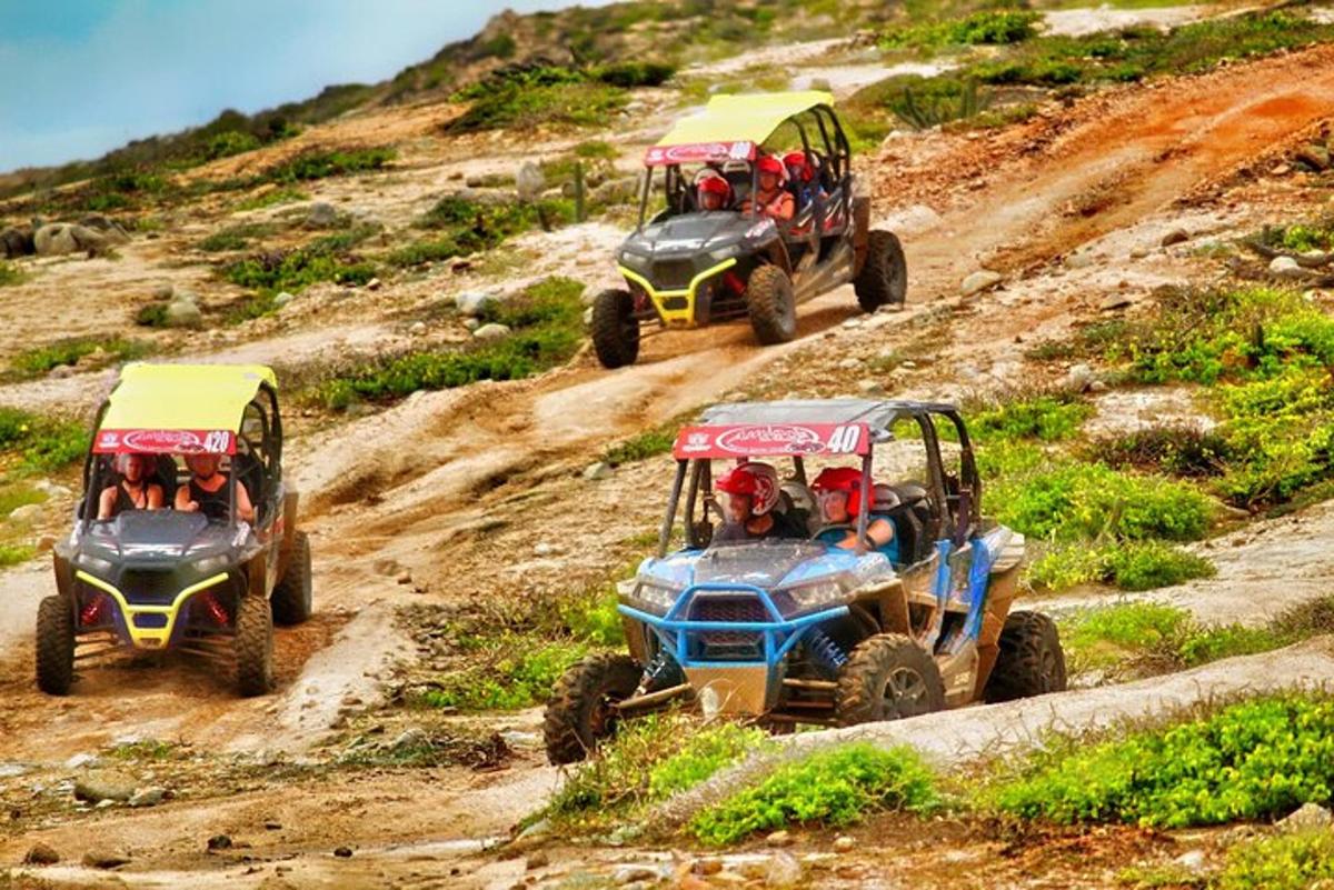 due quad che scendono da una collina sterrata con delle persone