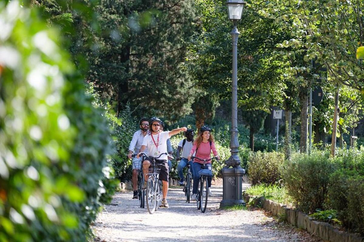 um grupo de pessoas andando de bicicleta por um caminho
