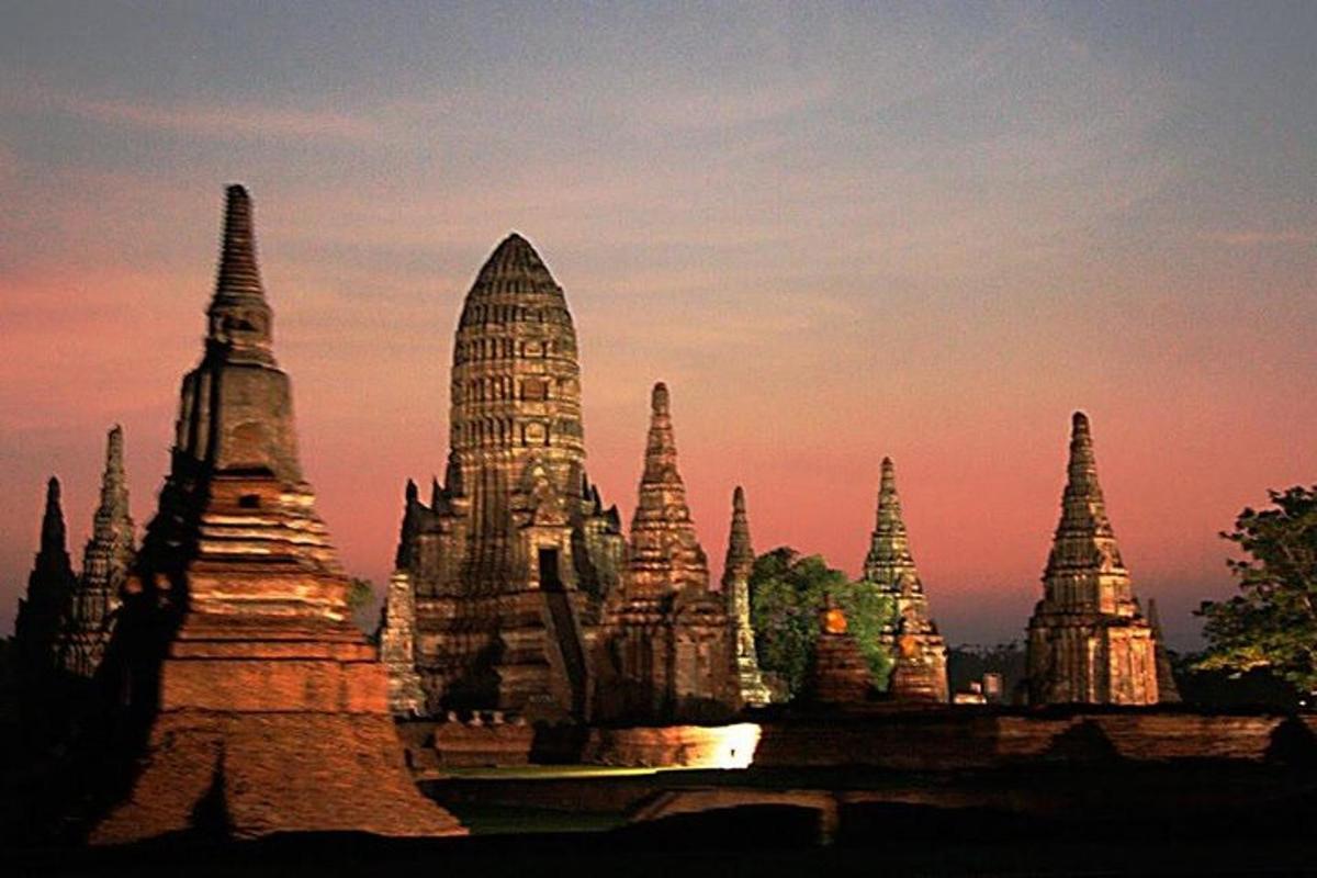 un gruppo di templi di fronte a un tramonto