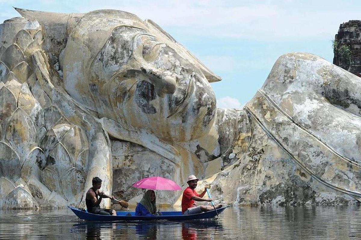 un gruppo di persone su una barca in acqua