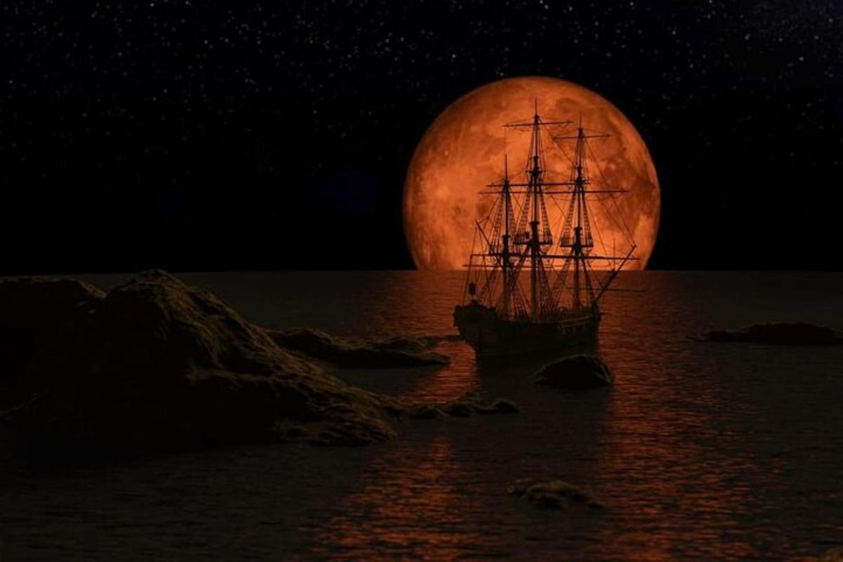 una nave in acqua con una luna sullo sfondo