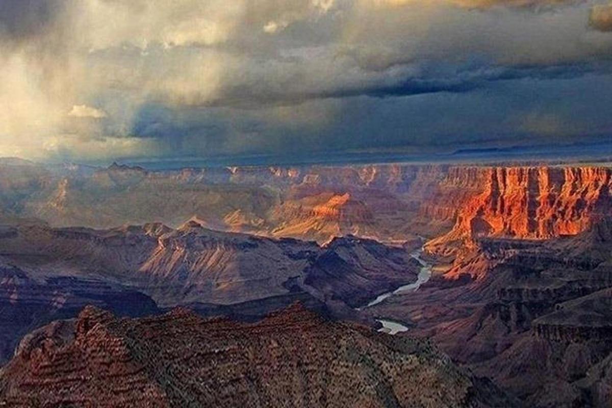 Pohled na Grand Canyon pod zataženou oblohou