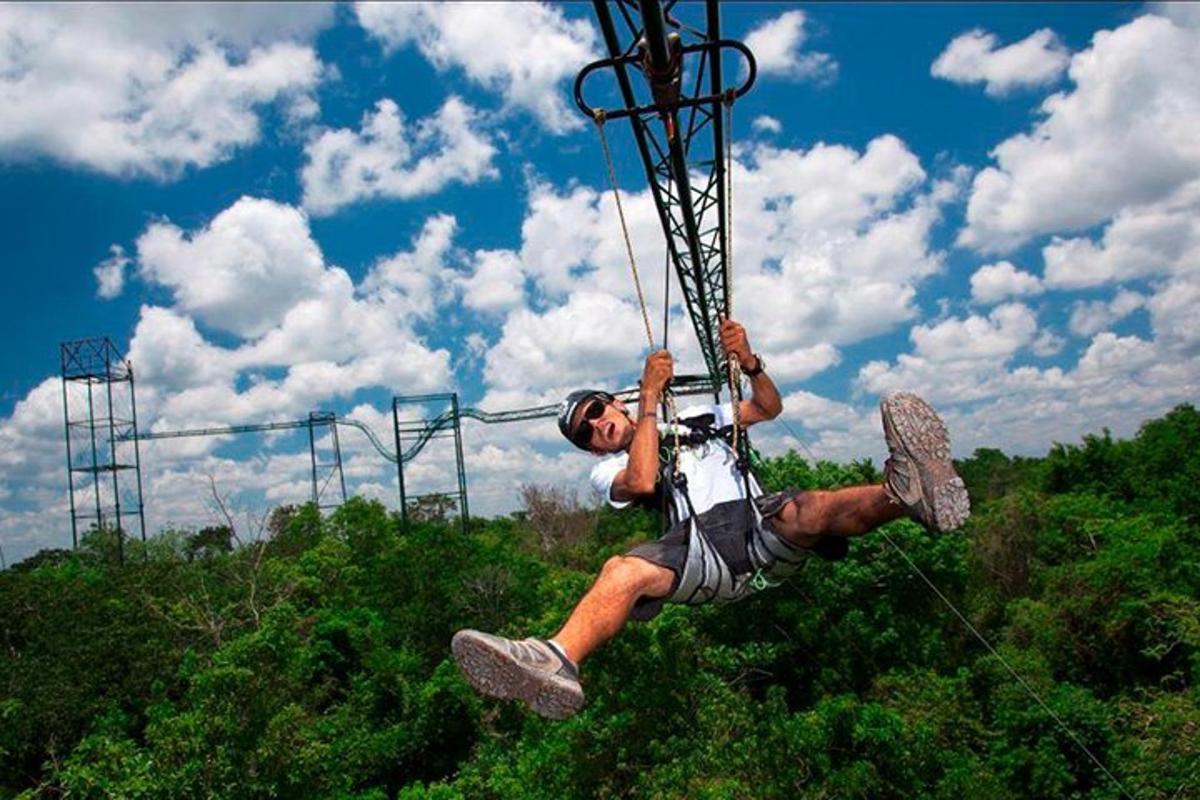 muž visící z lana na zip line