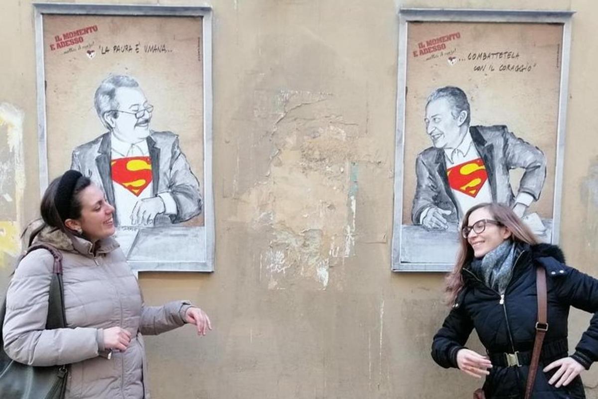 dvě ženy stojící před obrazy Supermana