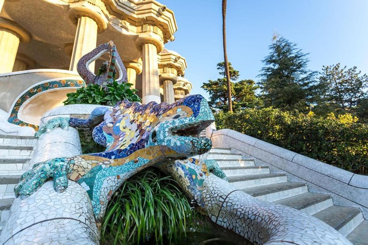 una statua di un drago su una rampa di scale