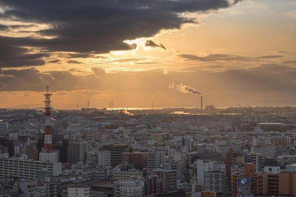 منظر للمدينة عند غروب الشمس مع الدخان