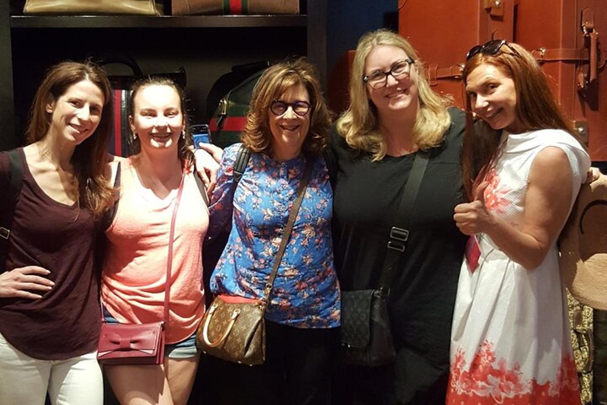 un groupe de femmes posant pour une photo