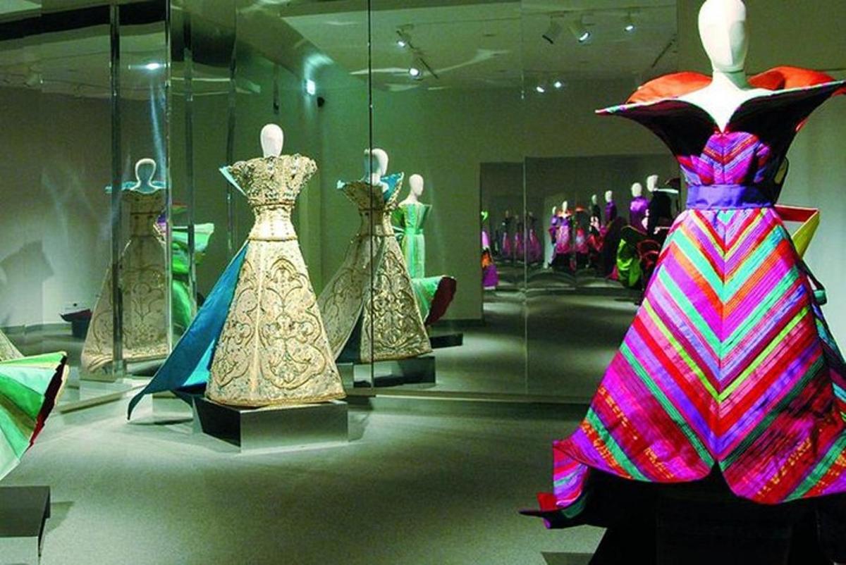 une exposition de robes dans la vitrine d'un magasin