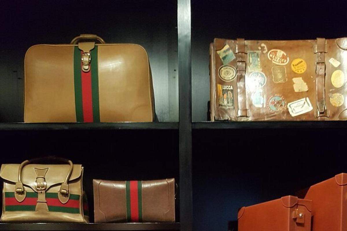 deux étagères avec différents types de sacs dessus