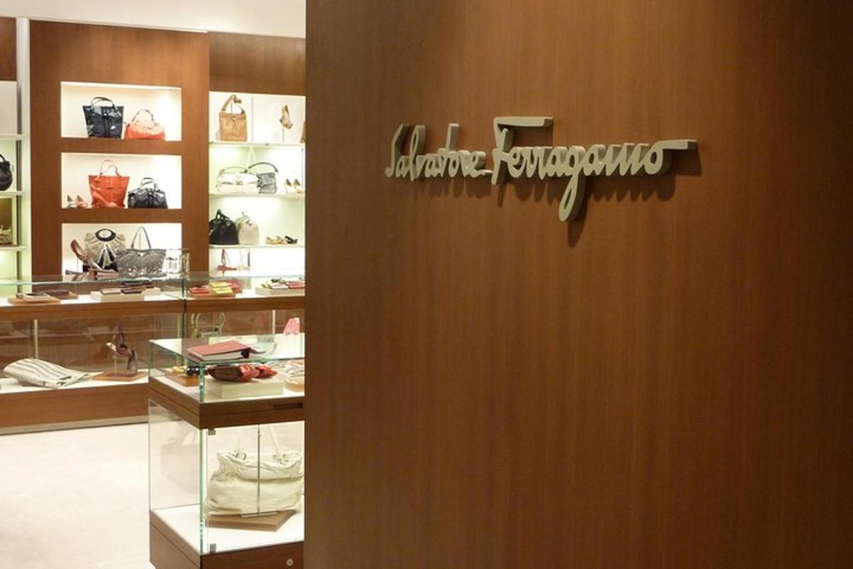 une porte d'un magasin de chaussures avec une pancarte dessus