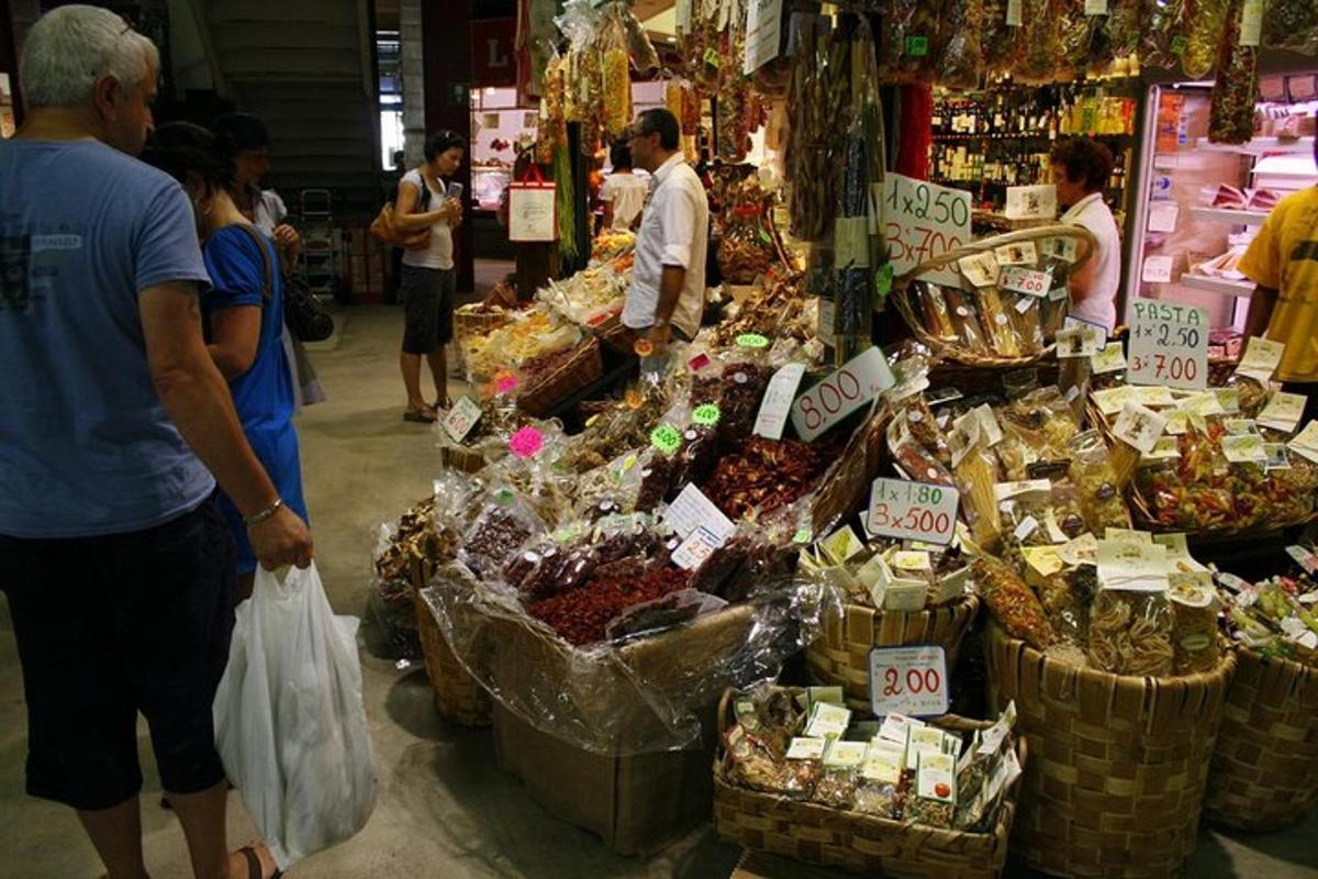 isang grupo ng mga tao na nakatayo sa paligid ng isang palengke na may dalang pagkain