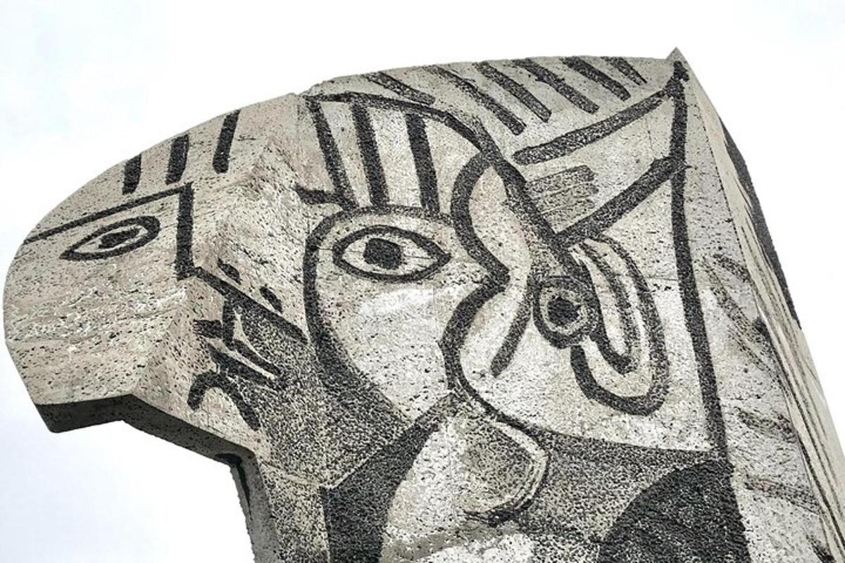 un primo piano di una statua di aaraohinant