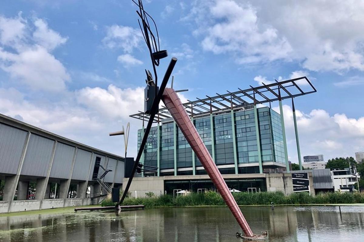 una scultura nell'acqua di fronte a un edificio