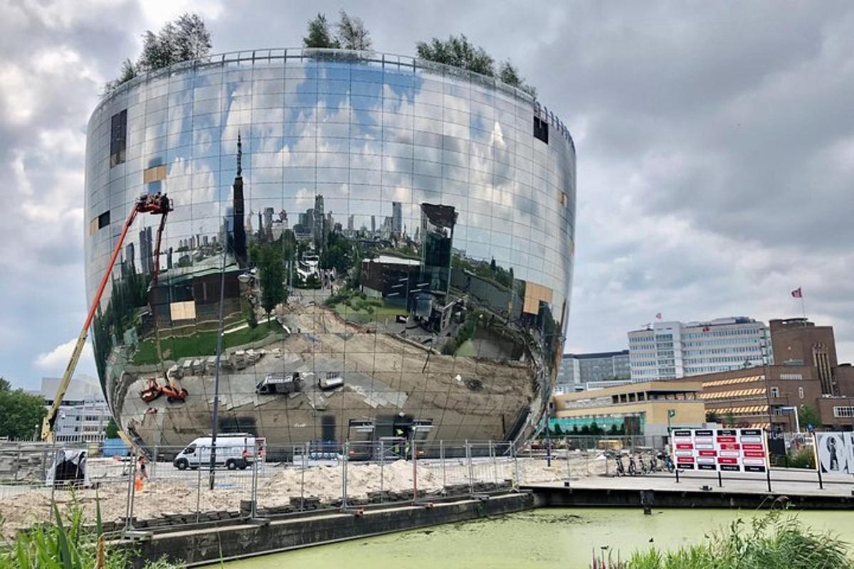un grande edificio con il riflesso di una città