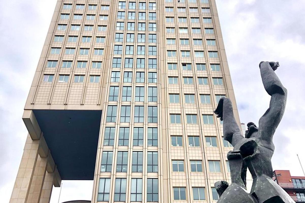 una statua di fronte a un alto edificio