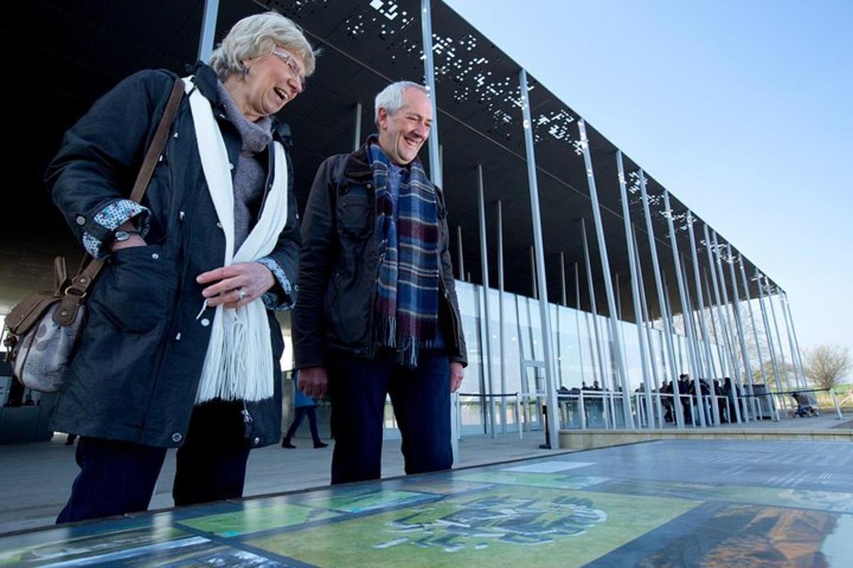 un home i una dona grans drets davant d'una taula de vidre
