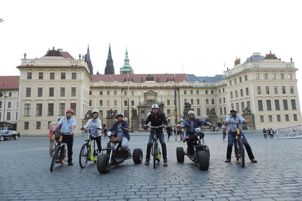 skupina lidí jedoucích na kolech před budovou