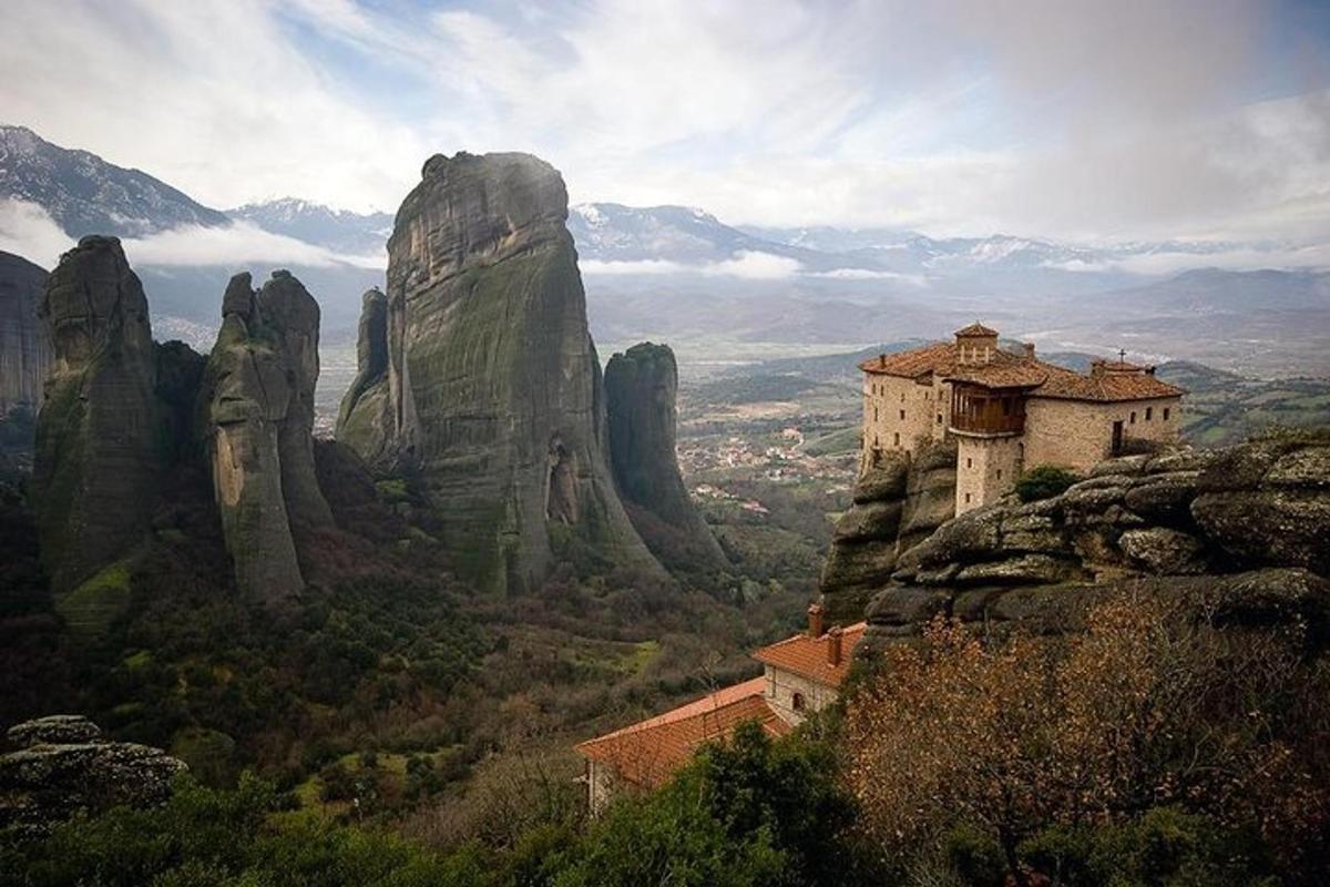 ένα βουνό με ένα κτίριο στην κορυφή του