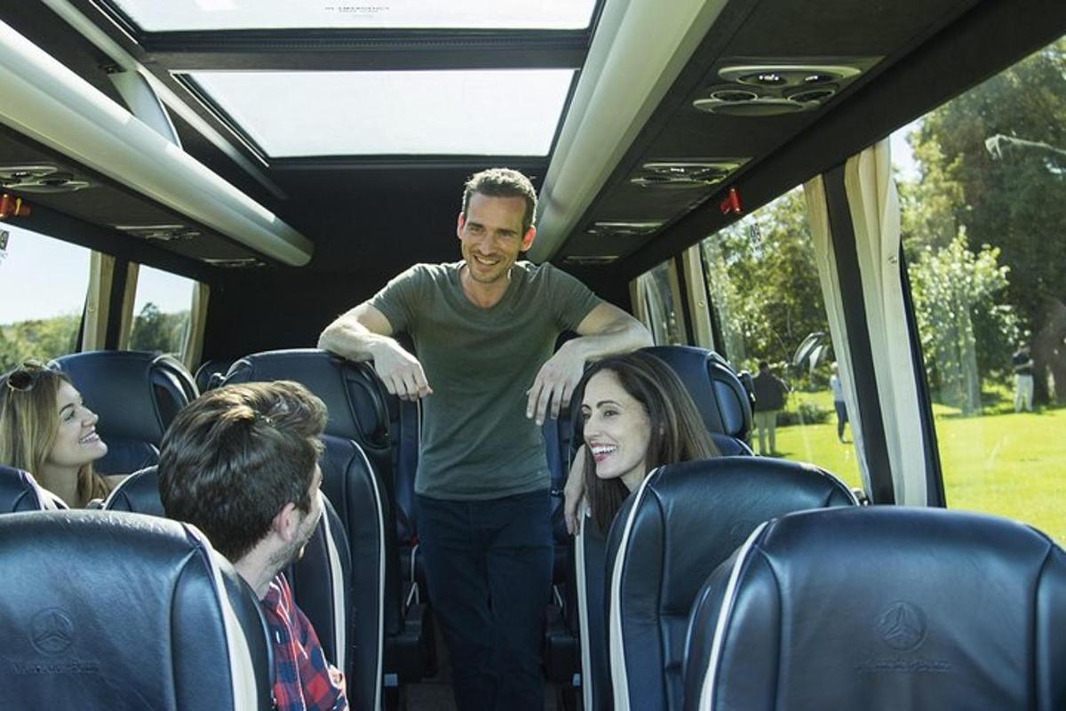 muž stojící uprostřed autobusu