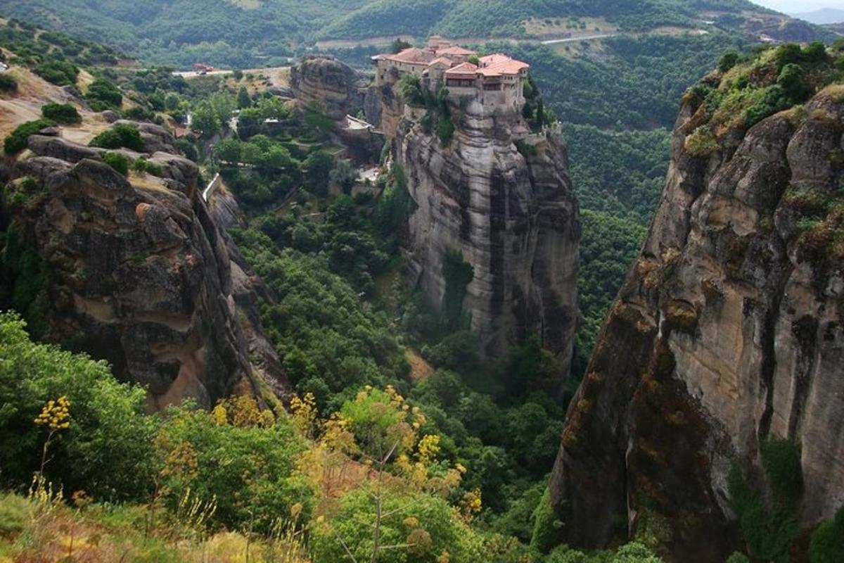θέα ενός βουνού με ένα σπίτι στην κορυφή του