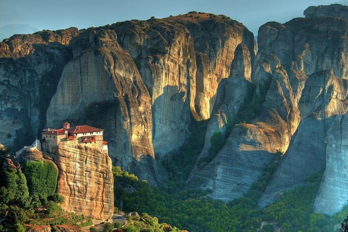 ένα κτίριο στην πλαγιά ενός βουνού