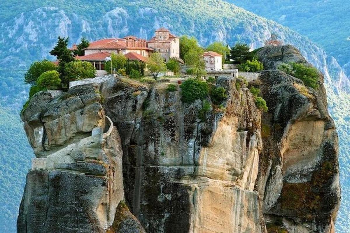 ένα σπίτι σκαρφαλωμένο στην κορυφή ενός βουνού