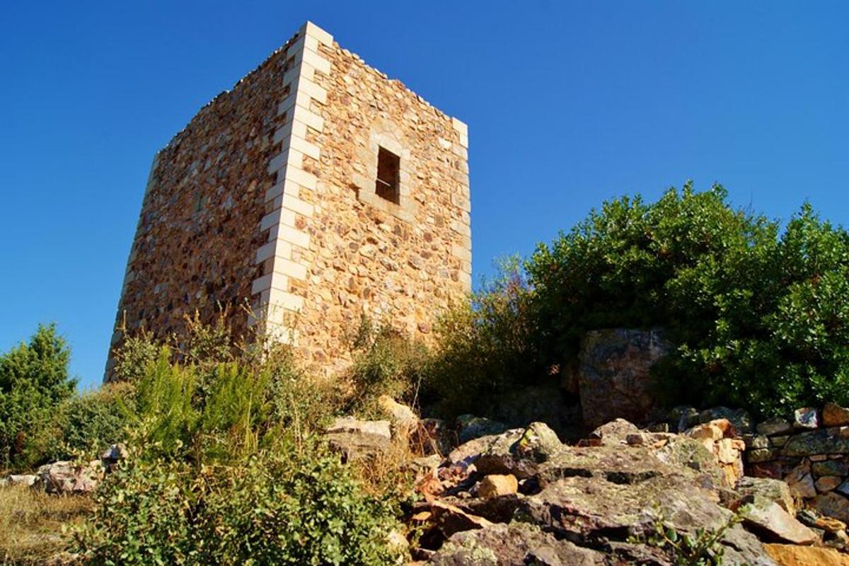 ένα κτίριο από τούβλα στην κορυφή ενός λόφου