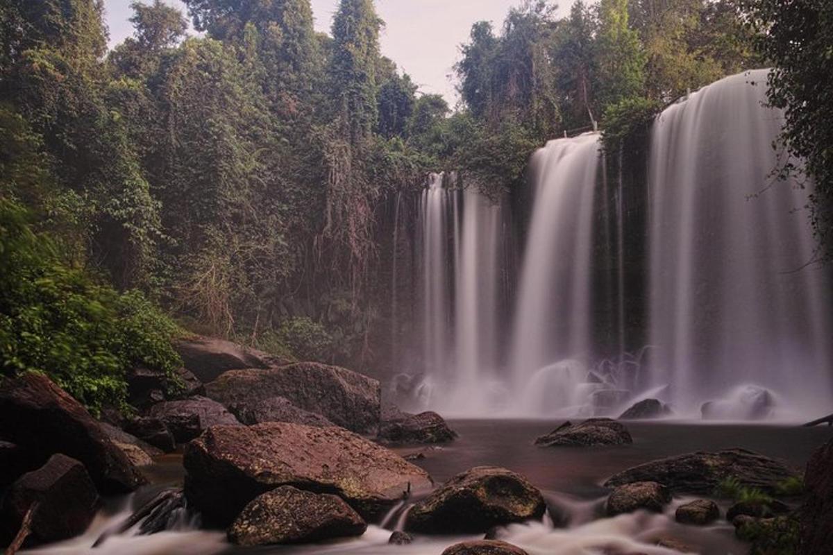 air terjun di tengah hutan