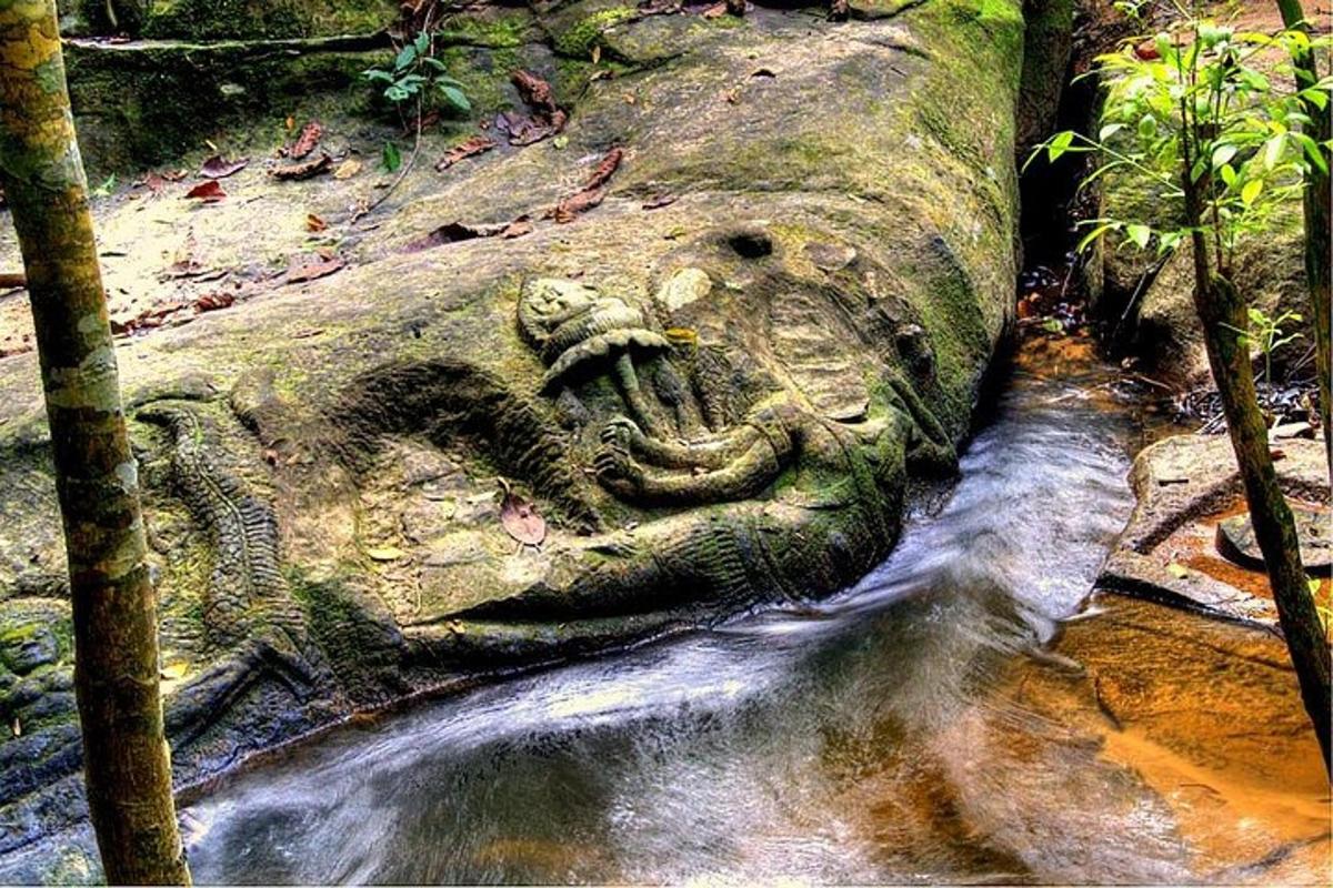 patung monyet di samping air terjun