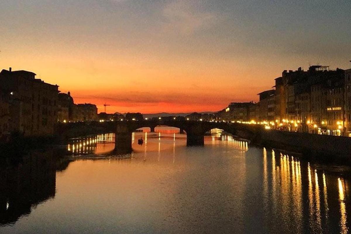 un ponte sopra un fiume in una città di notte