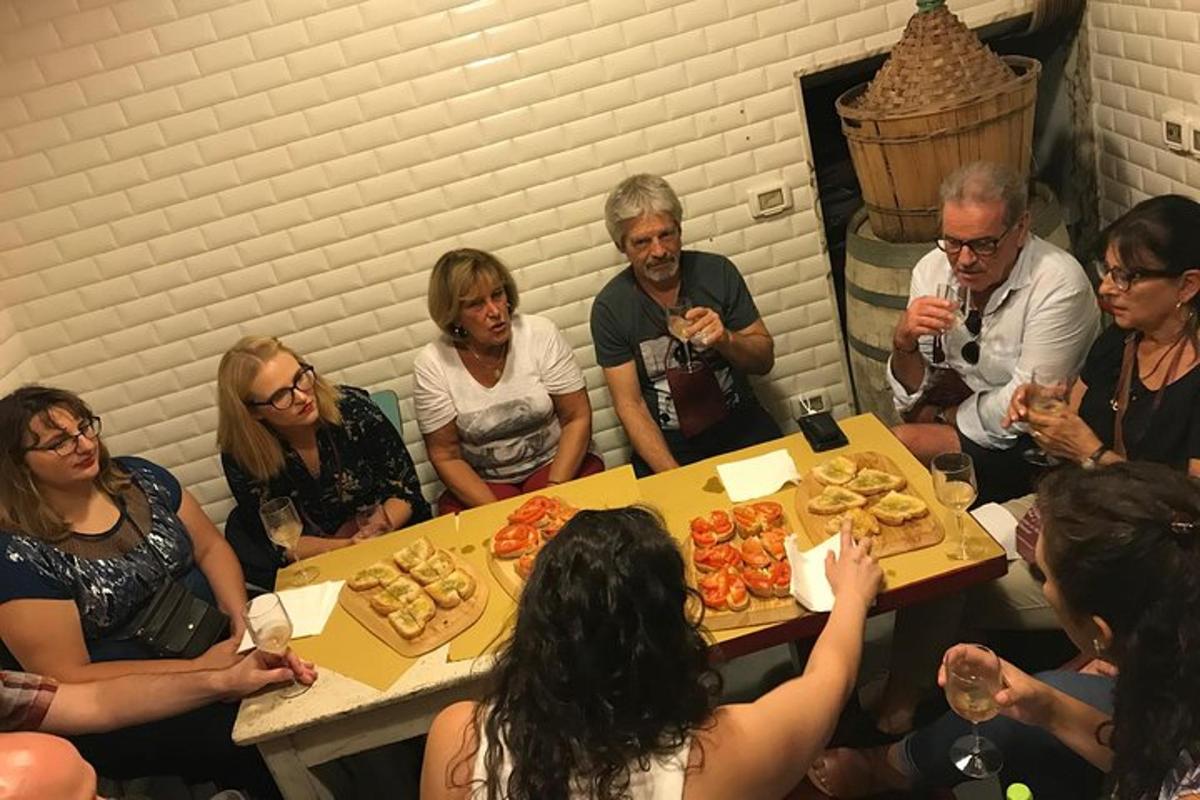 un gruppo di persone sedute attorno a un tavolo che mangiano cibo