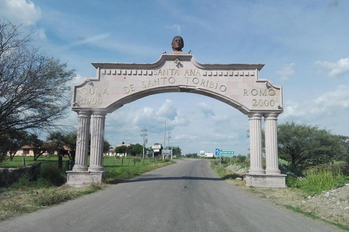 un arc al mig d'un carrer