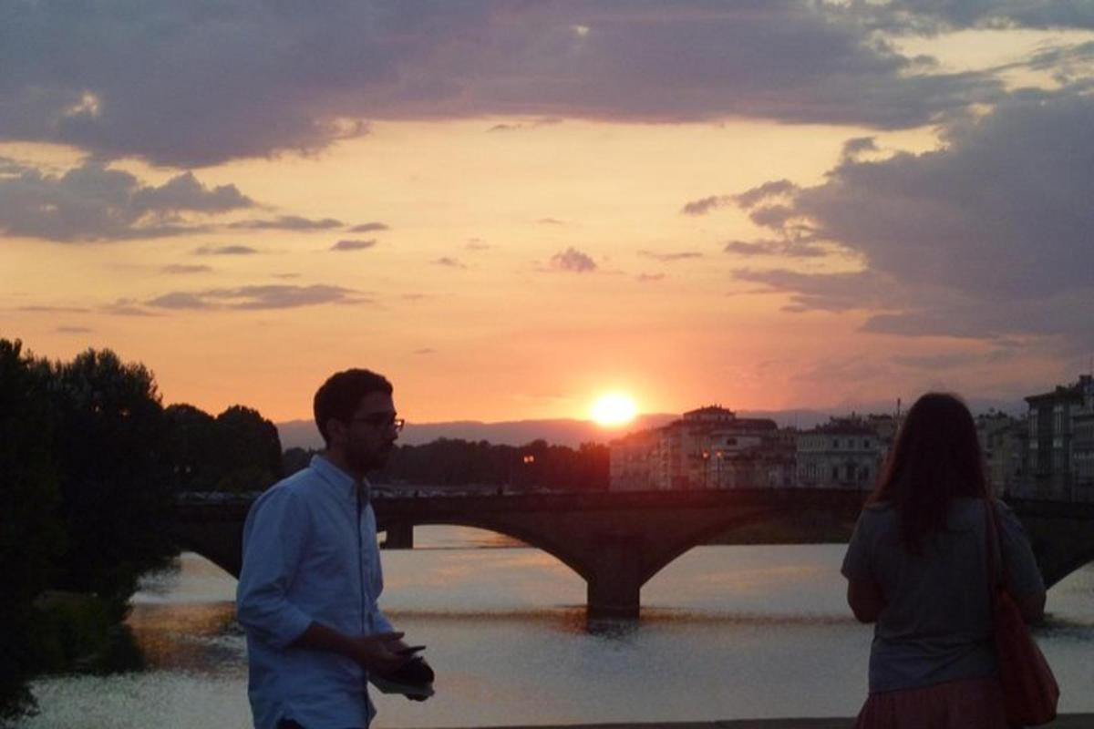 un home i una dona drets davant d'un pont