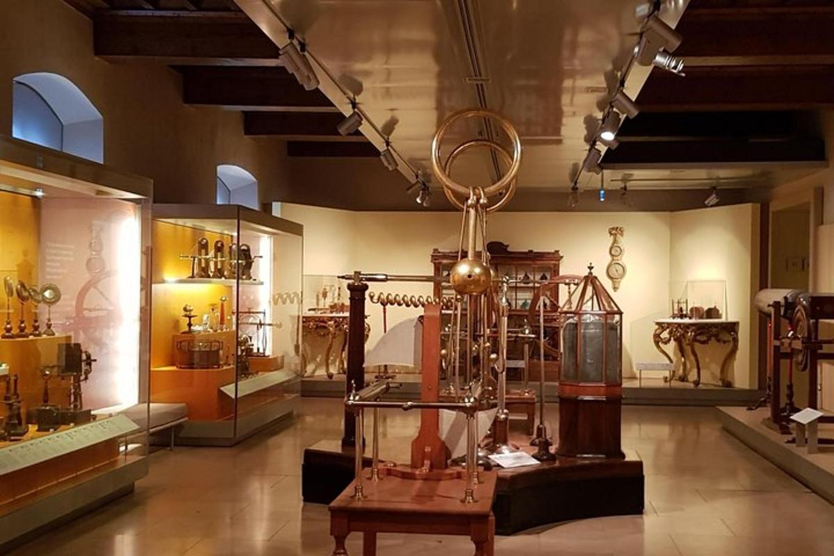 um museu com muitos itens em exposição em uma sala
