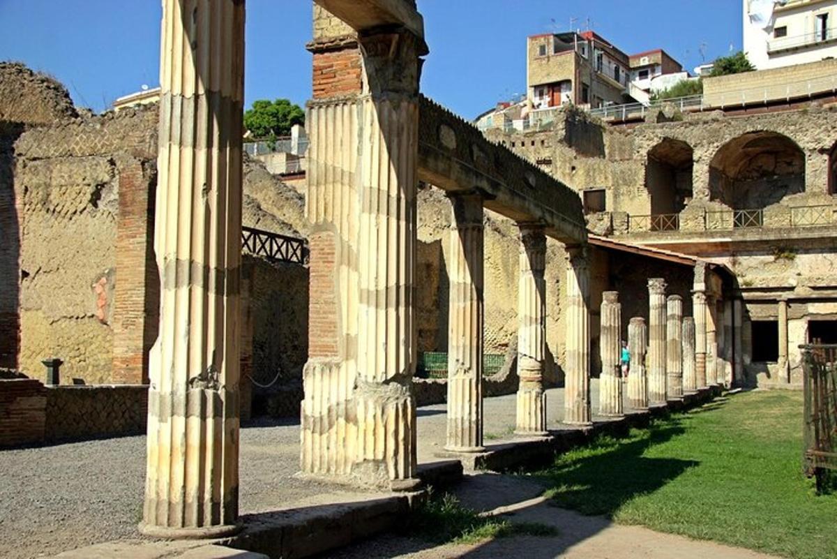 una fila de columnas en un edificio antiguo