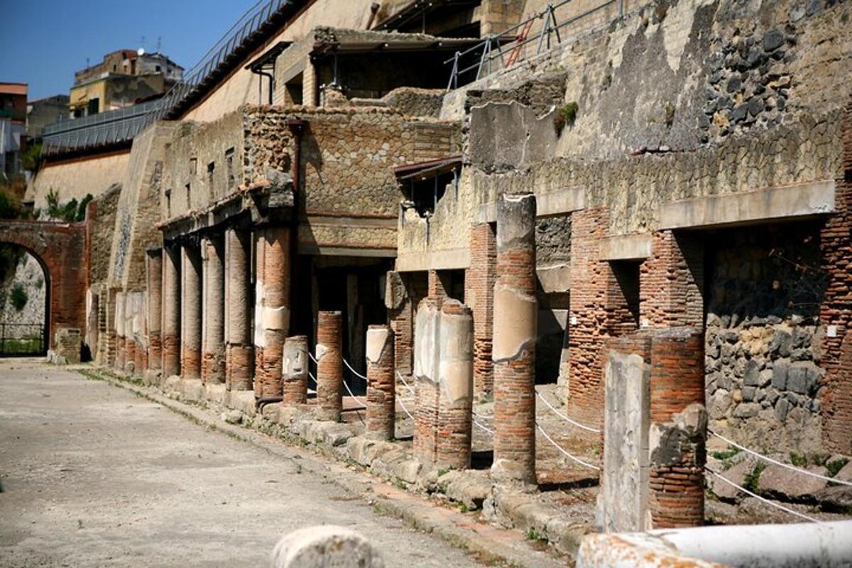 Un antiguo edificio de ladrillo con columnas a los lados.