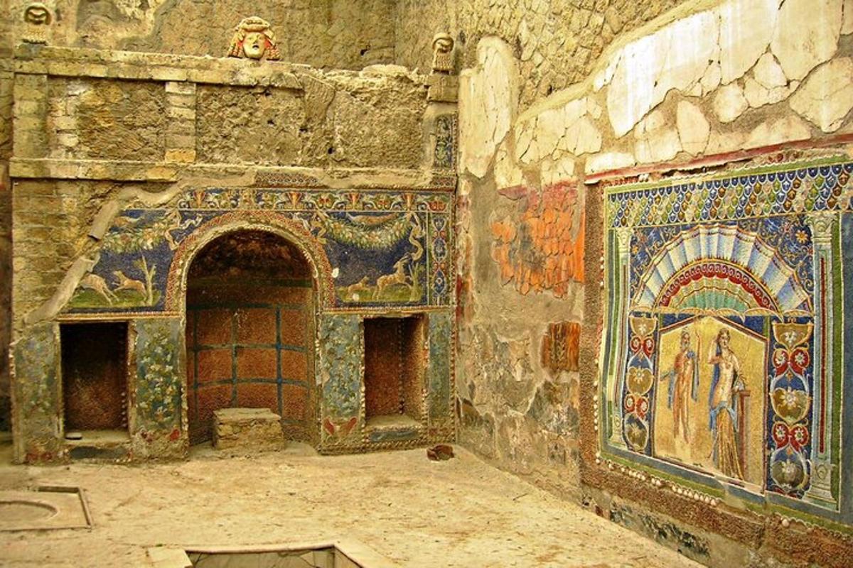 hoone küljel asuv mosaiikidega tuba