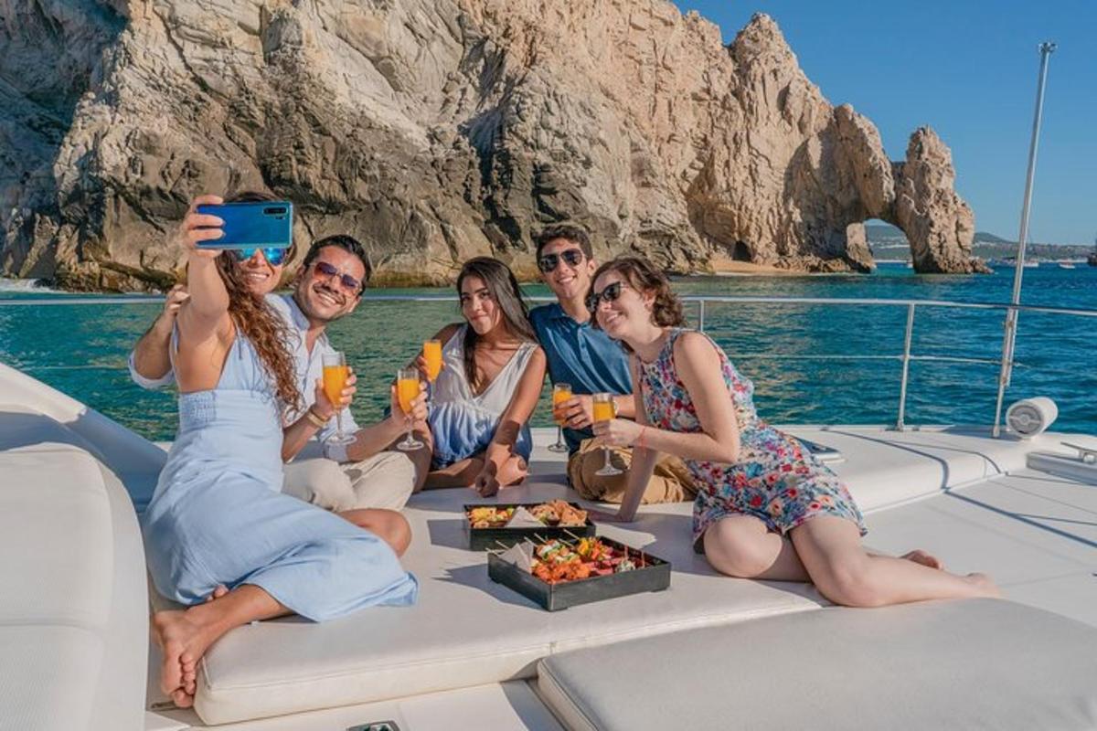 um grupo de pessoas sentadas em um barco na água