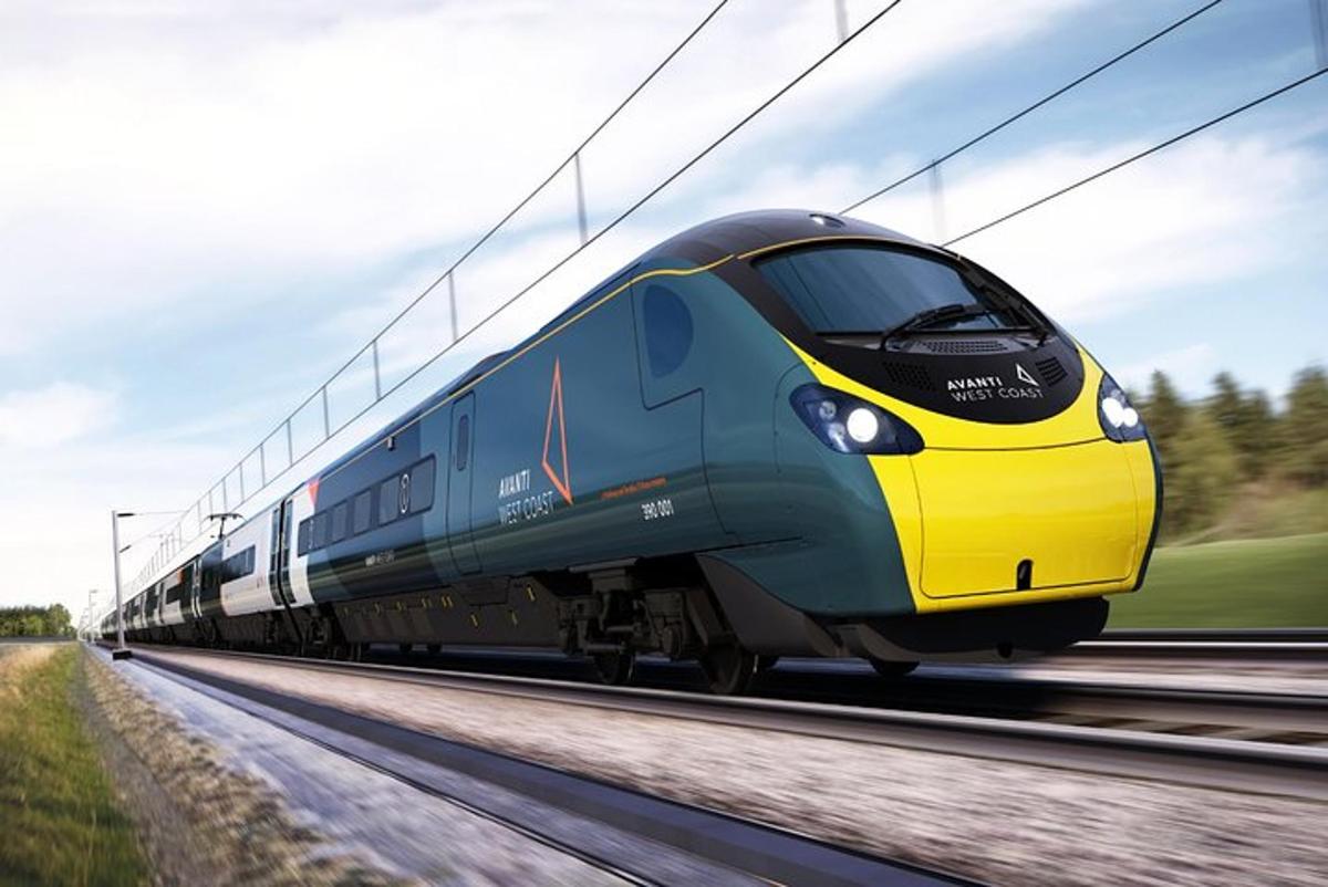 un treno blu e giallo che viaggia lungo i binari