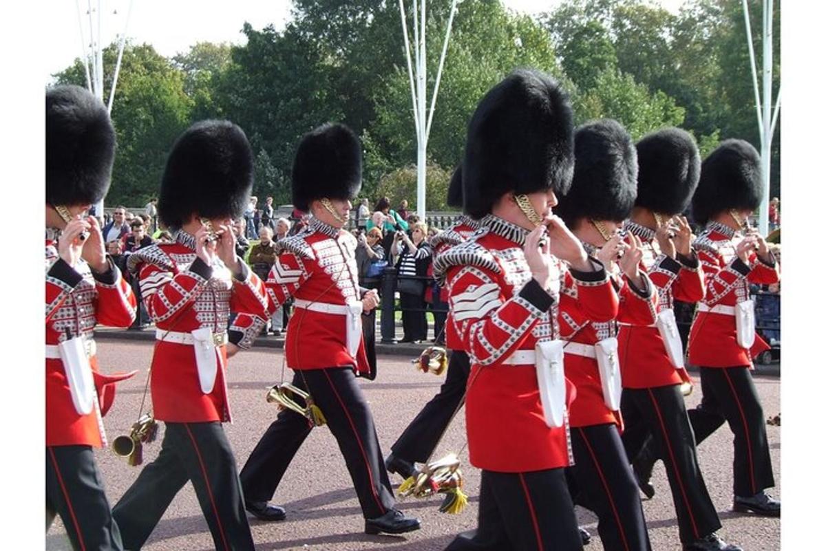 un grupo de bandas de música con uniformes rojos