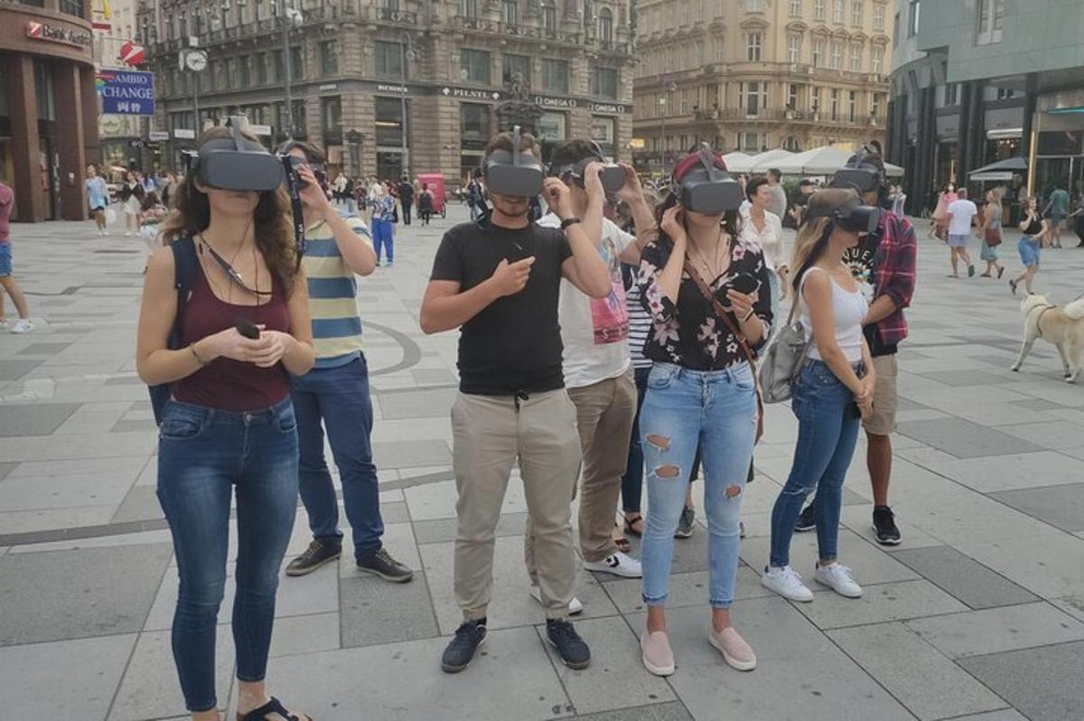 Skupina lidí nosí brýle pro virtuální realitu