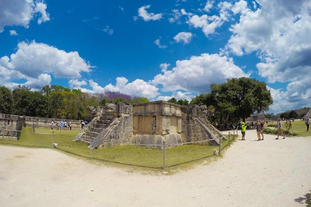 Skupina lidí stojících před starověkou pyramidou