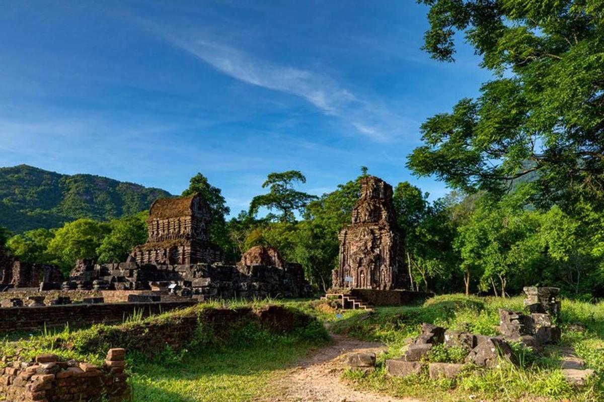 pemandangan kuil purba di dalam hutan